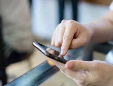 Τί μπορείς να πάθεις κοιτώντας συνέχεια το κινητό; Η ανακάλυψη των επιστημόνων